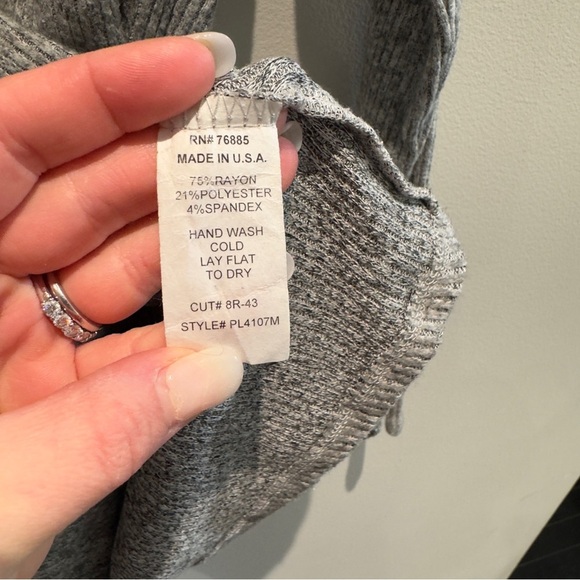 Red Haute -Gray Off-Shoulder Sweater Size XS - Picture 3 of 4